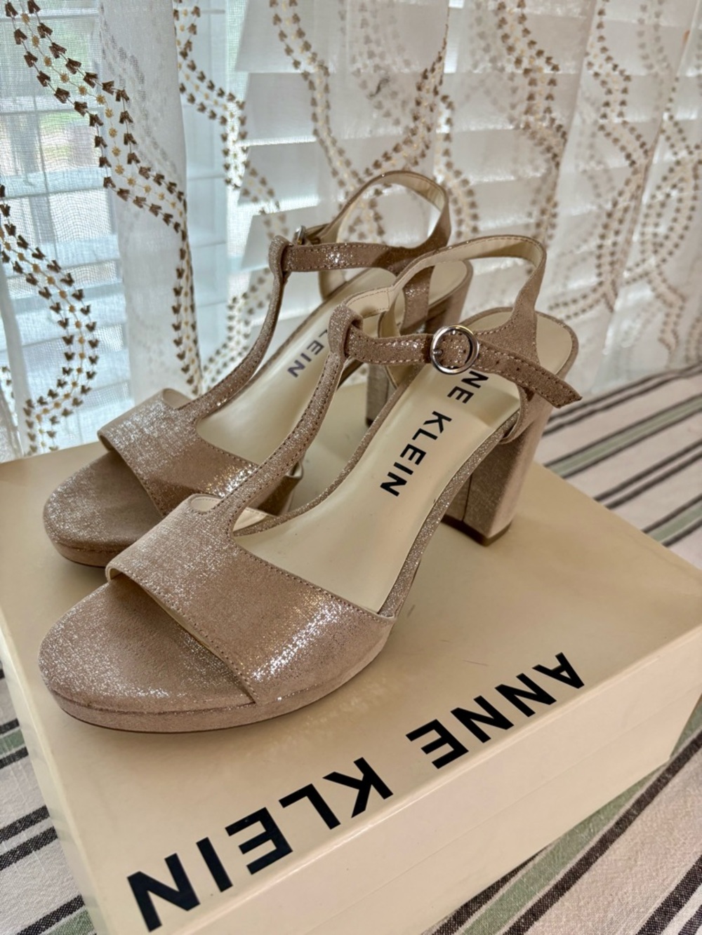 Anne Klein Vita Nat/Silver
T-strap heels. Size 7.5.